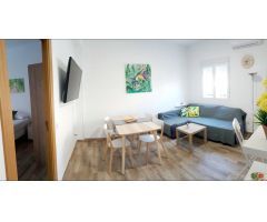 El amueblado piso de 3 habitaciónes con buena renovación al lado del mar en Malvarossa