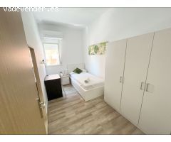 El amueblado piso de 3 habitaciónes con buena renovación al lado del mar en Malvarossa