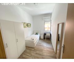 El amueblado piso de 3 habitaciónes con buena renovación al lado del mar en Malvarossa