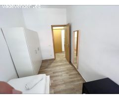 El amueblado piso de 3 habitaciónes con buena renovación al lado del mar en Malvarossa