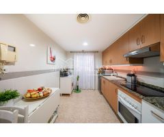 Se vende piso con 3 habitaciones y garaje en Av. Maestro Rodrigo – ¡Residencial con piscina!