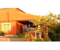 INMOBILIARIA LA MANCHA VENDE CHALET INDEPENDIENTE EN TERRENO URBANO URBANIZACIÓN AGUACAMPADA