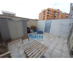 REF: Y086. INMOBILIARIA LA MANCHA VENDE FANTÁSTICO PISO BAJO/ DÚPLEX DE VPO CON PATIO Y GARAJE.
