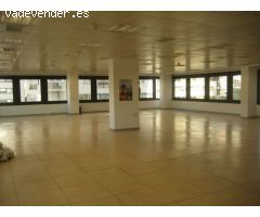 Oficina diáfana con enormes ventanales a 3 fachadas lo que proporciona gran luminosidad de luz natur