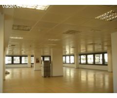 Oficina diáfana con enormes ventanales a 3 fachadas lo que proporciona gran luminosidad de luz natur