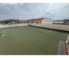 Edificio de dos apartamentos con terraza y garaje