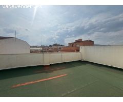 Edificio de dos apartamentos con terraza y garaje