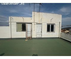 Edificio de dos apartamentos con terraza y garaje