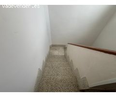 Edificio de dos apartamentos con terraza y garaje