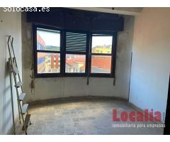 Amplio piso para reformar en Torrelavega.
