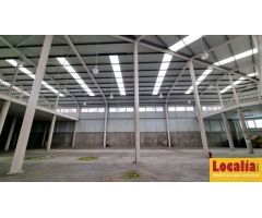Extensa nave industrial con parking en Santander.