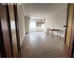 ¡Oportunidad Única! Amplio piso de tres habitaciones.