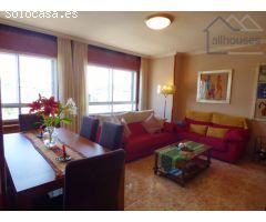 Piso alto, con 4 habitaciones,  vistas despejadas y  cuidado con cariño y en pleno centro de Ponteve
