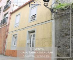 Casa para reformar en el centro de A Guarda