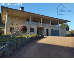 IMPRESIONANTE CHALET DE PIEDRA CON VISTAS AL VALLE DE O ROSAL