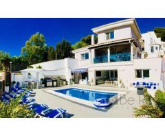 ESPECTACULAR CHALET CON VISTAS AL MAR Y PISCINA DE AGUA CALIENTE EN EL PINAR DE TORREMOLINOS (MÁLAGA