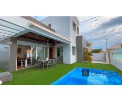 CHALET DE DOS PLANTAS CON SOLARIUM Y PISCINA PRIVADA EN MIL PALMERAS (ALICANTE)
