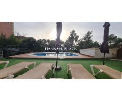 Chalet con piscina y amplia zona lúdica exterior.