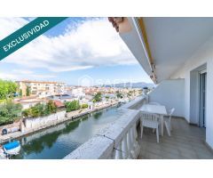 Piso con vistas al canal y piscina en Empuriabrava.