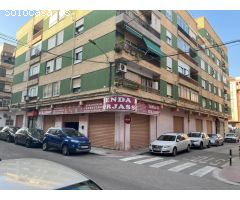 Magnífico Local Esquinero en Calle Lauri Volpi