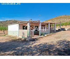 Casa de campo situada en un lugar privilegiado, a pocos minutos de Villena