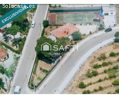 Casa a cuatro vientos con pista de tenis privada.