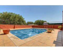 Casa Unifamiliar con piscina, con 369 m2 construidos sobre parcela de 500 m2.
