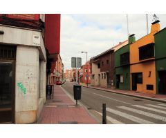 Estupendo local para negocio en la calle Templarios - ¡Inicia tu empresa ya!