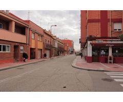 Estupendo local para negocio en la calle Templarios - ¡Inicia tu empresa ya!