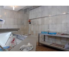 Estupendo local para negocio en la calle Templarios - ¡Inicia tu empresa ya!