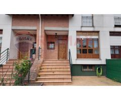 CHALET PAREADO CON GARAJE