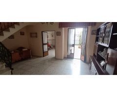 CASA CON PATIO CERCA DEL NUEVO MERCADONA