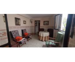 CASA CON PATIO CERCA DEL NUEVO MERCADONA