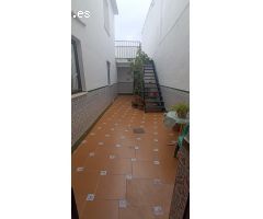 CASA CON PATIO CERCA DEL NUEVO MERCADONA