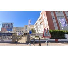 Junto a Avenida del Brillante
