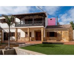 ¡MAGNÍFICO CHALET CON AMPLIAS ZONAS EXTERIORES EN TELDE!