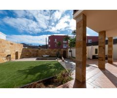 ¡MAGNÍFICO CHALET CON AMPLIAS ZONAS EXTERIORES EN TELDE!