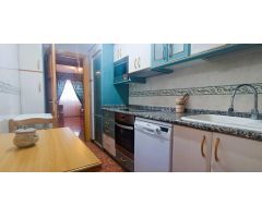 ROSALIA DE CASTRO.- Cuatro dormitorios, salón, cocina, dos baños y balcón. Garaje y trastero.