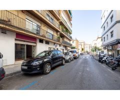 Local comercial en zona Caleta - Plaza de Toros, junto a Juzgados y Hospitales.