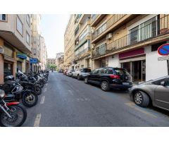 Local comercial en zona Caleta - Plaza de Toros, junto a Juzgados y Hospitales.