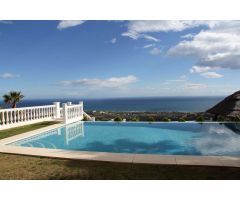 Villa de lujo con impresionantes vistas al mar y a la montaña.