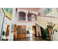 ¡ESPECTACULAR CHALET EN CASTELLARNAU!