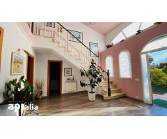 ¡ESPECTACULAR CHALET EN CASTELLARNAU!