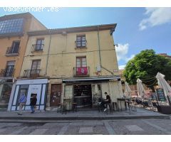 Edificio con encanto en plena Plaza de San Marcelo en el centro de León.