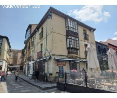 Edificio con encanto en plena Plaza de San Marcelo en el centro de León.