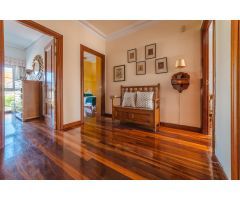 IMPRESIONANTE CHALET EN URBANIZACIÓN PRIVADA CON PORTERO Y PISICNA