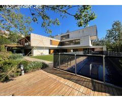 Casa vanguardista de arquitecto de 970 m2 +  amplío jardín y piscina privada. Ciudad Diagonal
