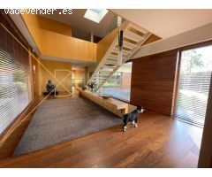 Casa vanguardista de arquitecto de 970 m2 +  amplío jardín y piscina privada. Ciudad Diagonal