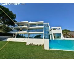 Experimente lo mejor del estilo de vida mediterráneo en esta villa a medida, diseñada para crear rec