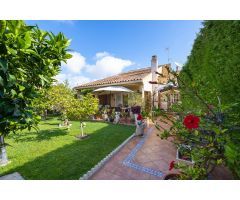 EXCLUSIVO CHALET EN ESQUINA CON GRAN JARDÍN Y SIN GASTOS DE COMUNIDAD